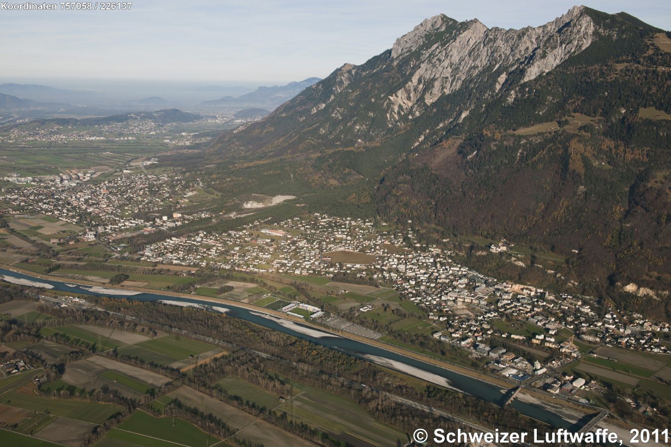 Siedlung Mitte rechts: Vaduz (Position 2'757'819.74, 1'222'876.11), darüber: Gebirgszug der 